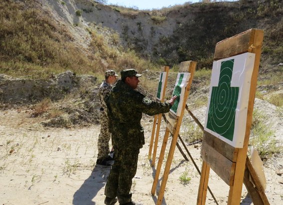 Правоохранители Красноармейска неустанно оттачивают навыки огневой подготовки (фото) - фото 4 Правоохранители Красноармейска неустанно оттачивают навыки огневой подготовки (фото) - фото 4