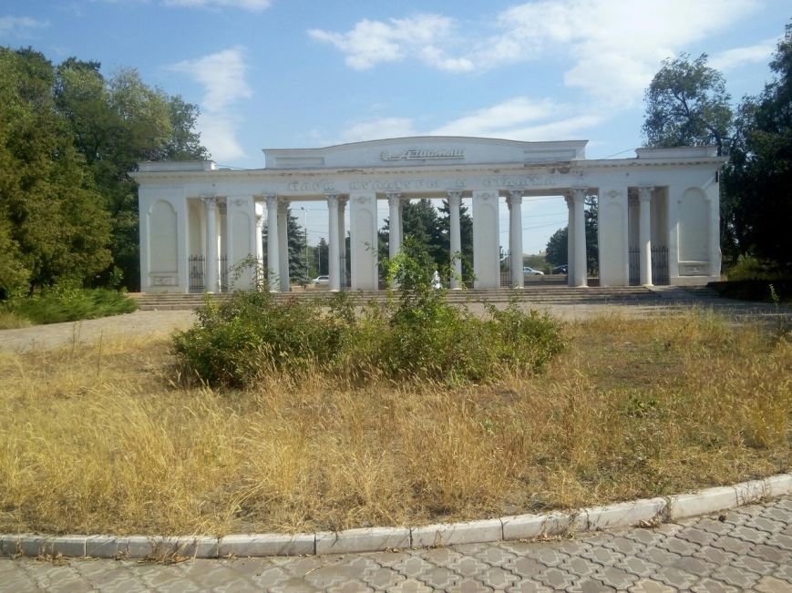 В Мариуполе в парке им. Петровского ни осталось ни одной скамейки (ФОТО) (фото) - фото 1 В Мариуполе в парке им. Петровского ни осталось ни одной скамейки (ФОТО) (фото) - фото 1