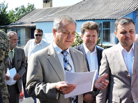 В Мариуполе городской голова вручил ключи от нового дома жителям, пострадавшим от обстрела в Сартане (ФОТО) (фото) - фото 1 В Мариуполе городской голова вручил ключи от нового дома жителям, пострадавшим от обстрела в Сартане (ФОТО) (фото) - фото 1