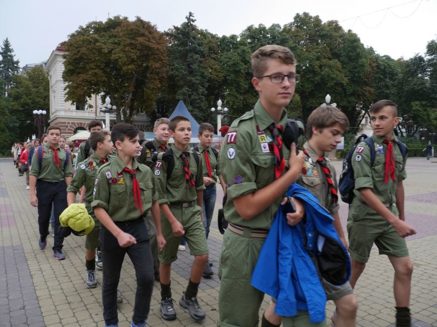 Сотні пластунів пройшли урочистим маршем у центрі Тернополя (ФОТОРЕПОРТАЖ) (фото) - фото 4 Сотні пластунів пройшли урочистим маршем у центрі Тернополя (ФОТОРЕПОРТАЖ) (фото) - фото 4