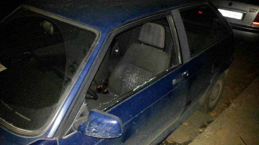 За добу у Львові розбили вікна у п'яти автівках (ФОТО) (фото) - фото 2 За добу у Львові розбили вікна у п'яти автівках (ФОТО) (фото) - фото 2