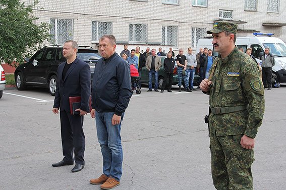 Черниговские милиционеры уехали на Донбасс (фото) - фото 1 Черниговские милиционеры уехали на Донбасс (фото) - фото 1