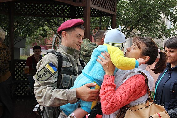 Черниговские милиционеры уехали на Донбасс (фото) - фото 1 Черниговские милиционеры уехали на Донбасс (фото) - фото 1