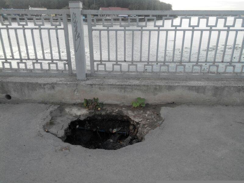 Тернополяни скаржаться на провалля на вулицях та відкриті люки (фото) - фото 2 Тернополяни скаржаться на провалля на вулицях та відкриті люки (фото) - фото 2