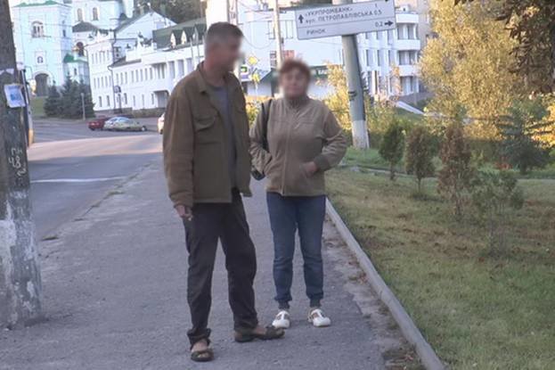 В Сумах пьяницы с корнями вырвали две туи в сквере Чернобыльцев (ФОТО) (фото) - фото 1 В Сумах пьяницы с корнями вырвали две туи в сквере Чернобыльцев (ФОТО) (фото) - фото 1