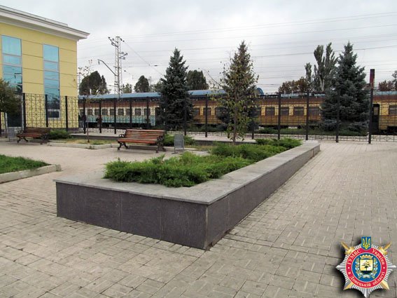 В Славянске на привокзальной площади обнаружены две боевые гранаты. ФОТО (фото) - фото 1 В Славянске на привокзальной площади обнаружены две боевые гранаты. ФОТО (фото) - фото 1