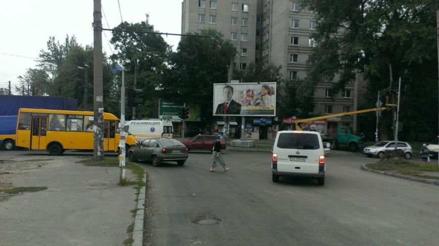 ДТП в Днепропетровске: «ДАФ» насмерть сбил женщину (ФОТО) (фото) - фото 4 ДТП в Днепропетровске: «ДАФ» насмерть сбил женщину (ФОТО) (фото) - фото 4