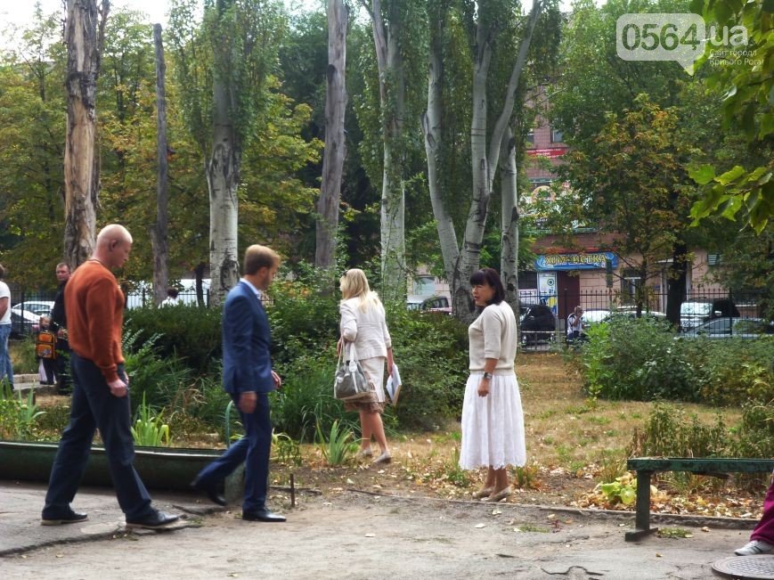 В Кривом Роге: чиновники убегали от горожан по школьным клумбам, от... В Кривом Роге: чиновники убегали от горожан по школьным клумбам, открыли мемориальную доску Сергею Козырю, сгорел батут (фото) - фото 1