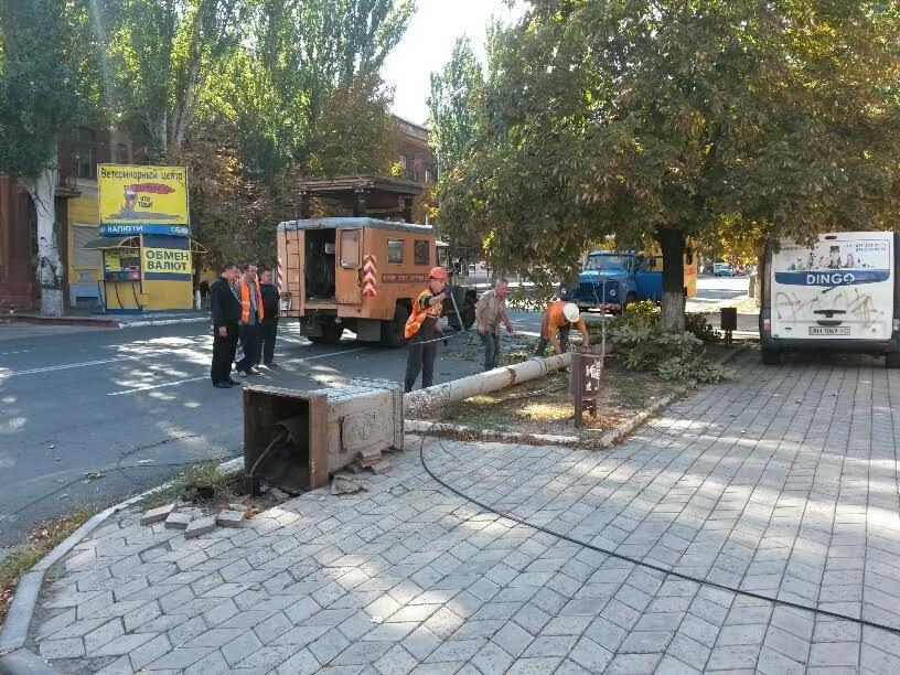 В Мариуполе столб завис над троллейбусом (ДОПОЛНЕНО+ФОТО) (фото) - фото 1 В Мариуполе столб завис над троллейбусом (ДОПОЛНЕНО+ФОТО) (фото) - фото 1