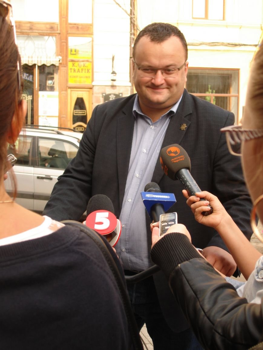 У Чернівцях Тиждень мобільності: Міський голова Олексій Каспрук при... У Чернівцях Тиждень мобільності: Міський голова Олексій Каспрук приїхав в Ратушу на велосипеді (фото) - фото 1