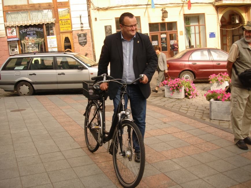 У Чернівцях Тиждень мобільності: Міський голова Олексій Каспрук при... У Чернівцях Тиждень мобільності: Міський голова Олексій Каспрук приїхав в Ратушу на велосипеді (фото) - фото 1