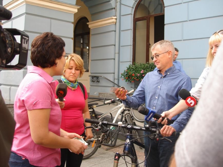 У Чернівцях Тиждень мобільності: Міський голова Олексій Каспрук при... У Чернівцях Тиждень мобільності: Міський голова Олексій Каспрук приїхав в Ратушу на велосипеді (фото) - фото 1
