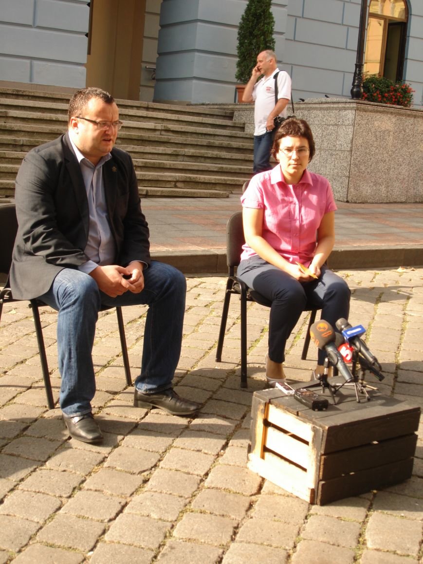 У Чернівцях Тиждень мобільності: Міський голова Олексій Каспрук при... У Чернівцях Тиждень мобільності: Міський голова Олексій Каспрук приїхав в Ратушу на велосипеді (фото) - фото 1