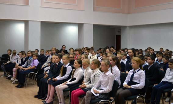 Красноармейские правоохранители продолжают уроки безопасного поведения для школьников города (фото) - фото 2 Красноармейские правоохранители продолжают уроки безопасного поведения для школьников города (фото) - фото 2