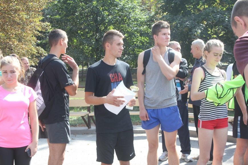 В Днепродзержинске ко Дню города состоялась легкоатлетическая эстафета (фото) - фото 14 В Днепродзержинске ко Дню города состоялась легкоатлетическая эстафета (фото) - фото 14
