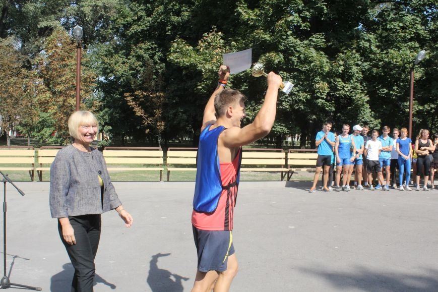 В Днепродзержинске ко Дню города состоялась легкоатлетическая эстафета (фото) - фото 9 В Днепродзержинске ко Дню города состоялась легкоатлетическая эстафета (фото) - фото 9