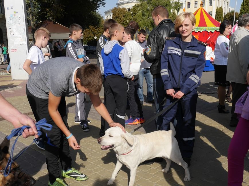 На Театральному майдані виставили техніку ДСНС і відзначили найкращих рятувальників (ФОТОРЕПОРТАЖ) (фото) - фото 1 На Театральному майдані виставили техніку ДСНС і відзначили найкращих рятувальників (ФОТОРЕПОРТАЖ) (фото) - фото 1