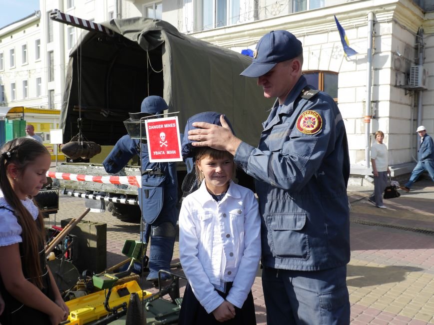 На Театральному майдані виставили техніку ДСНС і відзначили найкращих рятувальників (ФОТОРЕПОРТАЖ) (фото) - фото 1 На Театральному майдані виставили техніку ДСНС і відзначили найкращих рятувальників (ФОТОРЕПОРТАЖ) (фото) - фото 1