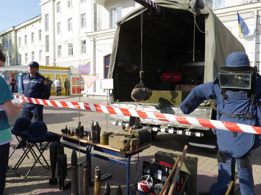 На Театральному майдані виставили техніку ДСНС і відзначили найкращих рятувальників (ФОТОРЕПОРТАЖ) (фото) - фото 1 На Театральному майдані виставили техніку ДСНС і відзначили найкращих рятувальників (ФОТОРЕПОРТАЖ) (фото) - фото 1