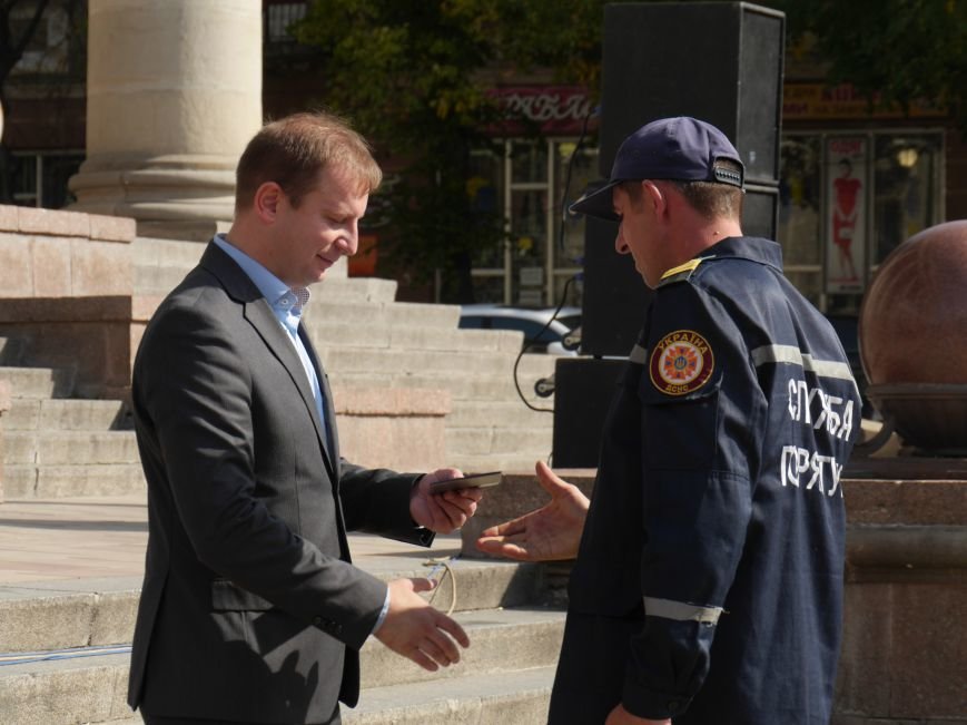 На Театральному майдані виставили техніку ДСНС і відзначили найкращих рятувальників (ФОТОРЕПОРТАЖ) (фото) - фото 1 На Театральному майдані виставили техніку ДСНС і відзначили найкращих рятувальників (ФОТОРЕПОРТАЖ) (фото) - фото 1