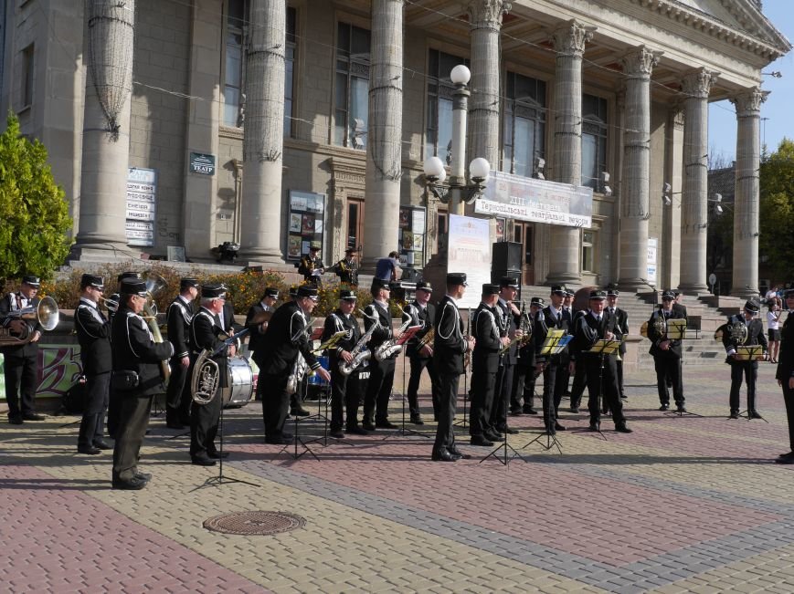 На Театральному майдані виставили техніку ДСНС і відзначили найкращих рятувальників (ФОТОРЕПОРТАЖ) (фото) - фото 1 На Театральному майдані виставили техніку ДСНС і відзначили найкращих рятувальників (ФОТОРЕПОРТАЖ) (фото) - фото 1