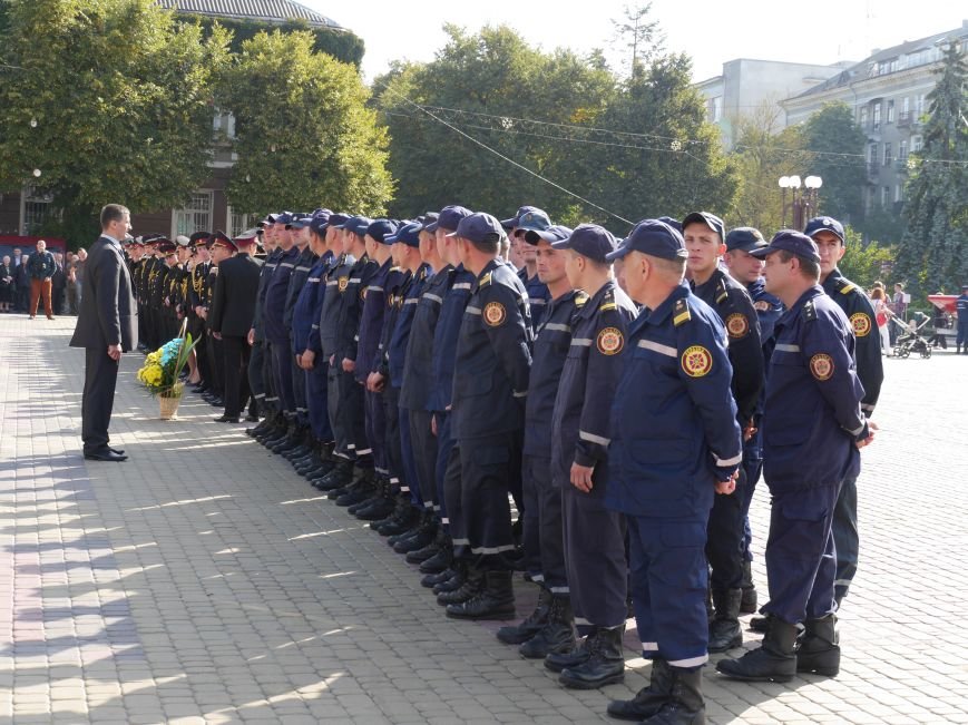 На Театральному майдані виставили техніку ДСНС і відзначили найкращих рятувальників (ФОТОРЕПОРТАЖ) (фото) - фото 1 На Театральному майдані виставили техніку ДСНС і відзначили найкращих рятувальників (ФОТОРЕПОРТАЖ) (фото) - фото 1