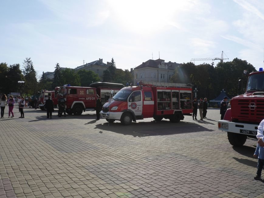 На Театральному майдані виставили техніку ДСНС і відзначили найкращих рятувальників (ФОТОРЕПОРТАЖ) (фото) - фото 1 На Театральному майдані виставили техніку ДСНС і відзначили найкращих рятувальників (ФОТОРЕПОРТАЖ) (фото) - фото 1