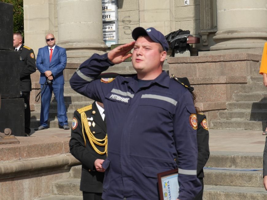 На Театральному майдані виставили техніку ДСНС і відзначили найкращих рятувальників (ФОТОРЕПОРТАЖ) (фото) - фото 1 На Театральному майдані виставили техніку ДСНС і відзначили найкращих рятувальників (ФОТОРЕПОРТАЖ) (фото) - фото 1