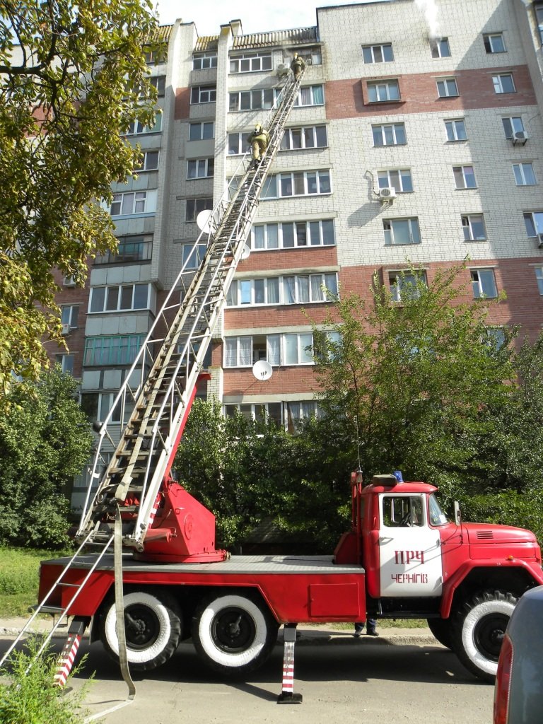 На девятом этаже черниговской многоэтажки горела квартира (фото) - фото 1 На девятом этаже черниговской многоэтажки горела квартира (фото) - фото 1