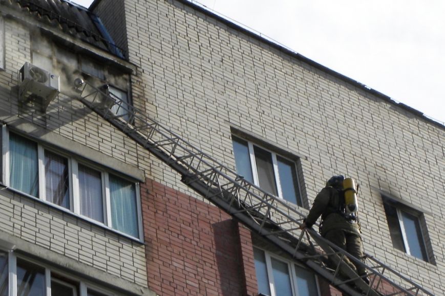 На девятом этаже черниговской многоэтажки горела квартира (фото) - фото 1 На девятом этаже черниговской многоэтажки горела квартира (фото) - фото 1