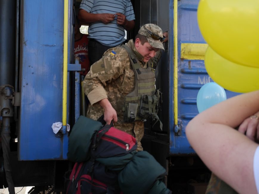 Тернополяни зустріли бійців 44-ї бригади, які повернулися із зони АТО (ФОТО) (фото) - фото 1 Тернополяни зустріли бійців 44-ї бригади, які повернулися із зони АТО (ФОТО) (фото) - фото 1