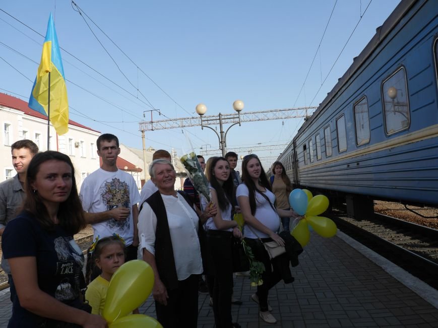 Тернополяни зустріли бійців 44-ї бригади, які повернулися із зони АТО (ФОТО) (фото) - фото 1 Тернополяни зустріли бійців 44-ї бригади, які повернулися із зони АТО (ФОТО) (фото) - фото 1