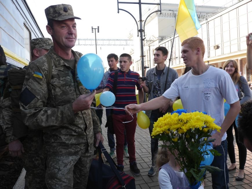Тернополяни зустріли бійців 44-ї бригади, які повернулися із зони АТО (ФОТО) (фото) - фото 1 Тернополяни зустріли бійців 44-ї бригади, які повернулися із зони АТО (ФОТО) (фото) - фото 1
