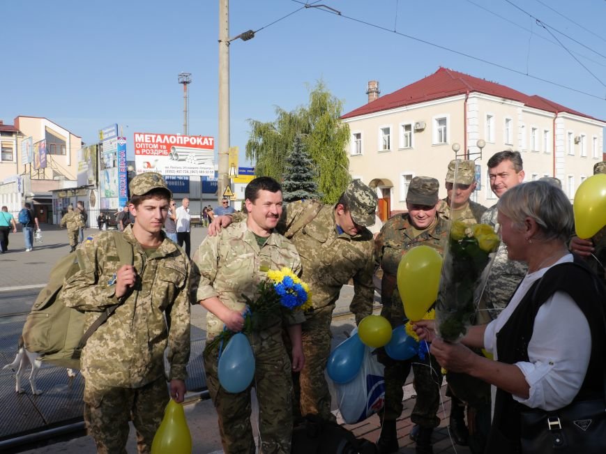 Тернополяни зустріли бійців 44-ї бригади, які повернулися із зони АТО (ФОТО) (фото) - фото 1 Тернополяни зустріли бійців 44-ї бригади, які повернулися із зони АТО (ФОТО) (фото) - фото 1