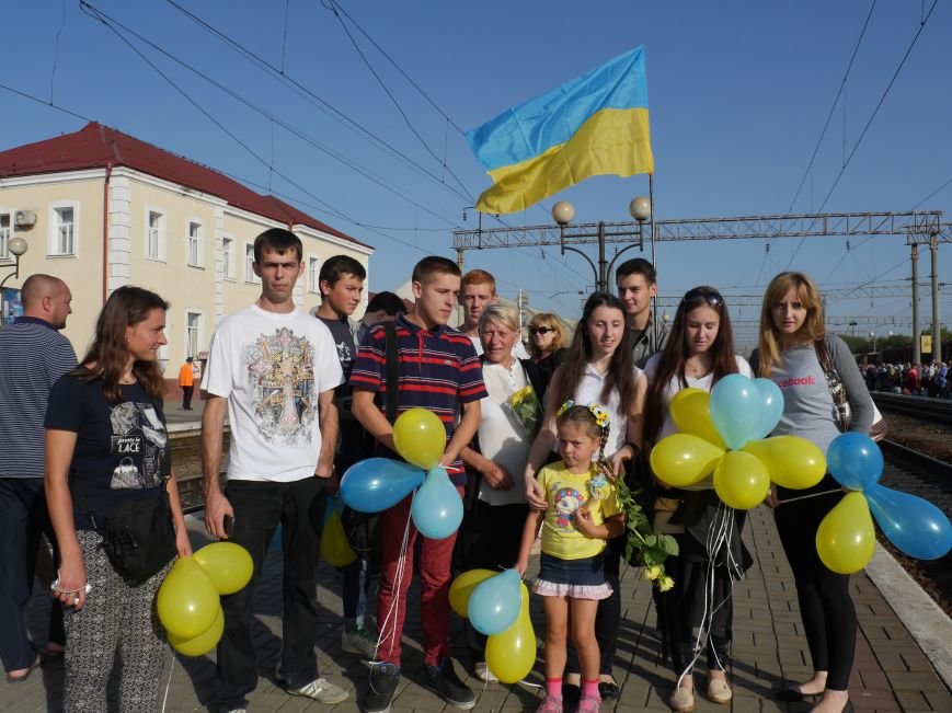Тернополяни зустріли бійців 44-ї бригади, які повернулися із зони АТО (ФОТО) (фото) - фото 1 Тернополяни зустріли бійців 44-ї бригади, які повернулися із зони АТО (ФОТО) (фото) - фото 1