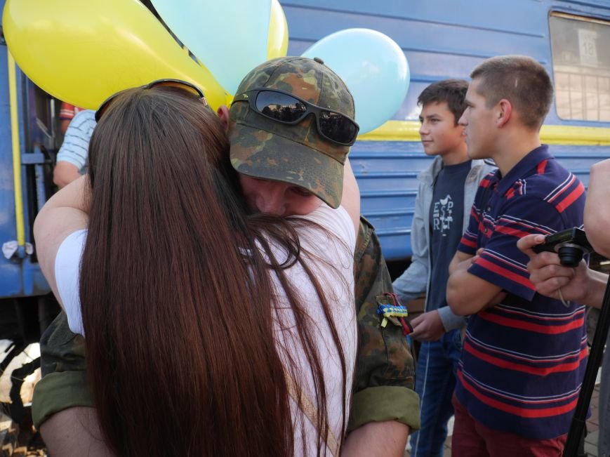 Тернополяни зустріли бійців 44-ї бригади, які повернулися із зони АТО (ФОТО) (фото) - фото 1 Тернополяни зустріли бійців 44-ї бригади, які повернулися із зони АТО (ФОТО) (фото) - фото 1