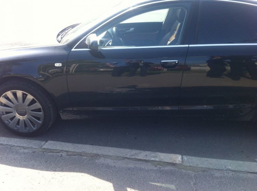 В Киеве на Правды водитель Audi A6 подрезал «Мазду» и открыл огонь (ФОТО) (фото) - фото 3 В Киеве на Правды водитель Audi A6 подрезал «Мазду» и открыл огонь (ФОТО) (фото) - фото 3