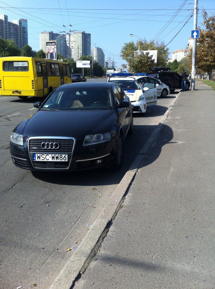 В Киеве на Правды водитель Audi A6 подрезал «Мазду» и открыл огонь (ФОТО) (фото) - фото 1 В Киеве на Правды водитель Audi A6 подрезал «Мазду» и открыл огонь (ФОТО) (фото) - фото 1