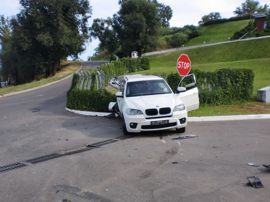 ДТП в Днепропетровске: «BMW Х5» столкнулся с «Toyota RAV-4» (ФОТО) (фото) - фото 2 ДТП в Днепропетровске: «BMW Х5» столкнулся с «Toyota RAV-4» (ФОТО) (фото) - фото 2