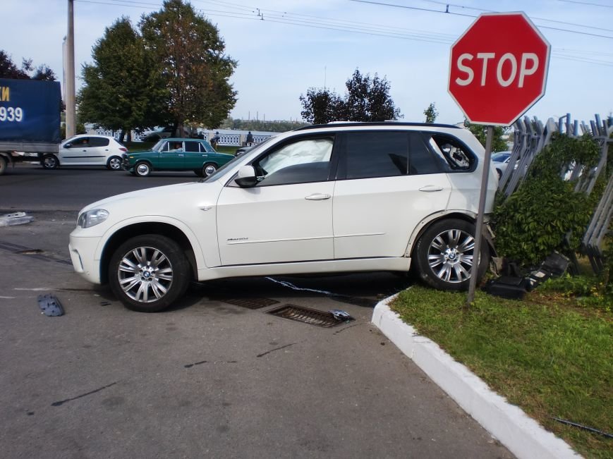 ДТП в Днепропетровске: «BMW Х5» столкнулся с «Toyota RAV-4» (ФОТО) (фото) - фото 1 ДТП в Днепропетровске: «BMW Х5» столкнулся с «Toyota RAV-4» (ФОТО) (фото) - фото 1