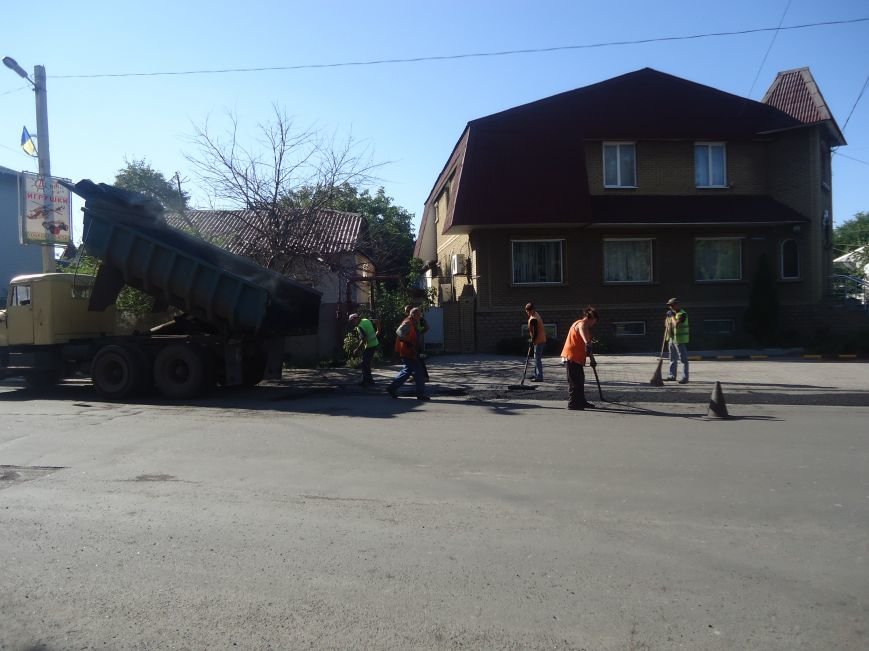 Дороги Красноармейска продолжают совершенствовать (фото) - фото 3 Дороги Красноармейска продолжают совершенствовать (фото) - фото 3