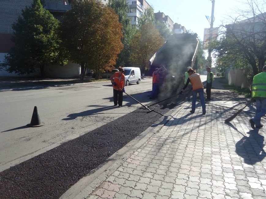 Дороги Красноармейска продолжают совершенствовать (фото) - фото 2 Дороги Красноармейска продолжают совершенствовать (фото) - фото 2