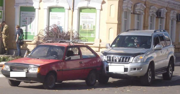 В Красноармейске водитель автомобиля «ЗАЗ» дал заднюю по «Toyota Prado» (фото) - фото 1 В Красноармейске водитель автомобиля «ЗАЗ» дал заднюю по «Toyota Prado» (фото) - фото 1