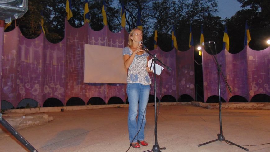 Мариупольцы слушали песни профессора Бану Синг Панвара и смотрели на летающую скрипачку (фото) - фото 3 Мариупольцы слушали песни профессора Бану Синг Панвара и смотрели на летающую скрипачку (фото) - фото 3