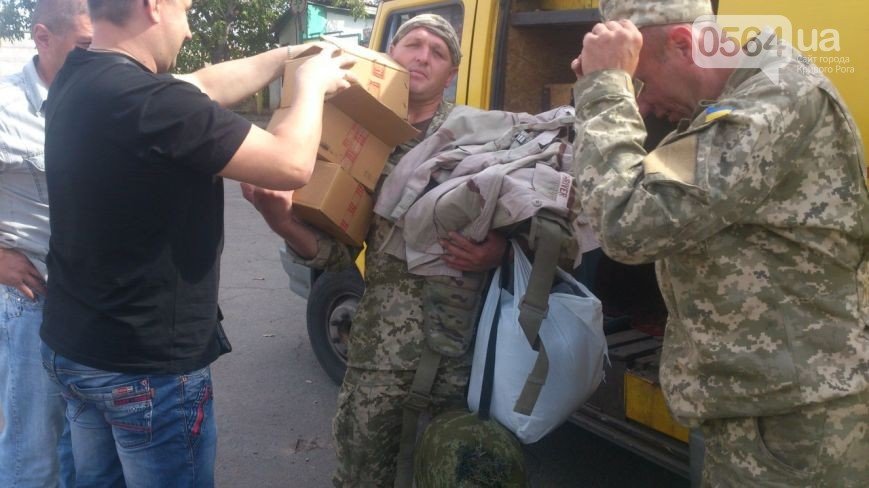 В Кривом Роге: подожгли Восточный, передали форму морпехам, собирал... В Кривом Роге: подожгли Восточный, передали форму морпехам, собирали помощь бойцам, стартовал фестиваль «Разом за єдине» (фото) - фото 2
