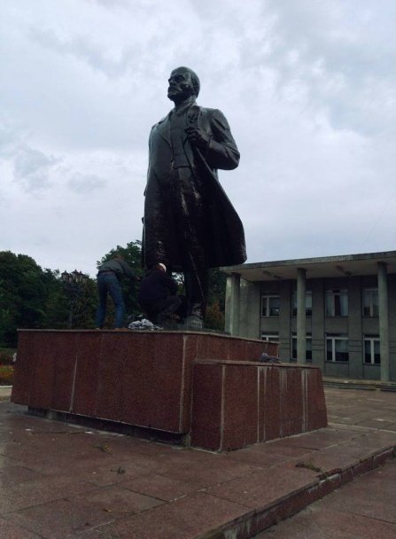 В Черниговской области тратят деньги на памятник Ленину (фото) - фото 1 В Черниговской области тратят деньги на памятник Ленину (фото) - фото 1