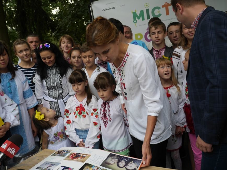 У Тернополі Марина Порошенко відвідала захід «Місто професій» і презентувала «Книгу Миру» (ФОТОРЕПОРТАЖ) (фото) - фото 1 У Тернополі Марина Порошенко відвідала захід «Місто професій» і презентувала «Книгу Миру» (ФОТОРЕПОРТАЖ) (фото) - фото 1