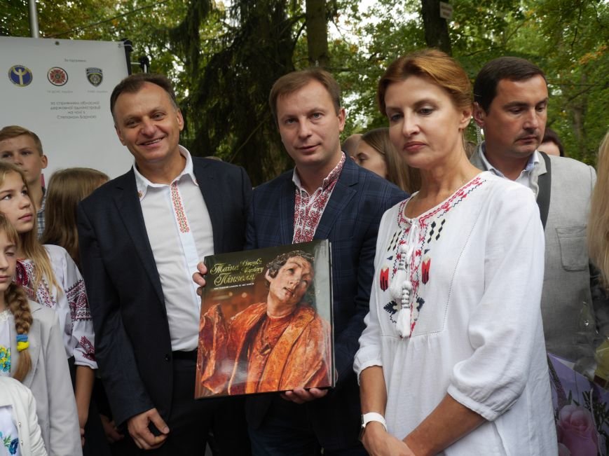 У Тернополі Марина Порошенко відвідала захід «Місто професій» і презентувала «Книгу Миру» (ФОТОРЕПОРТАЖ) (фото) - фото 4 У Тернополі Марина Порошенко відвідала захід «Місто професій» і презентувала «Книгу Миру» (ФОТОРЕПОРТАЖ) (фото) - фото 4
