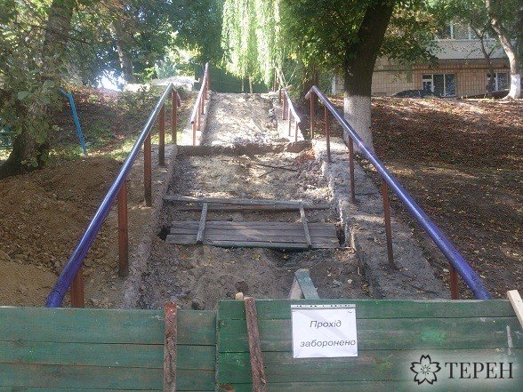 У Тернополі перекрили сходи, що сполучають дві вулиці (фотофакт) (фото) - фото 1 У Тернополі перекрили сходи, що сполучають дві вулиці (фотофакт) (фото) - фото 1