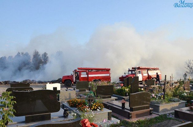 У Тернополі на цвинтарі рятувальники гасили масштабну пожежу (фото, відео) (фото) - фото 1 У Тернополі на цвинтарі рятувальники гасили масштабну пожежу (фото, відео) (фото) - фото 1